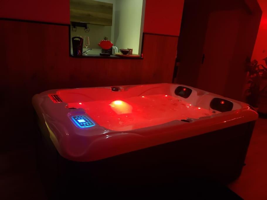 Bulles Etoilees Appartement Avec Jacuzzi Prive Montrevel-en-Bresse Bagian luar foto