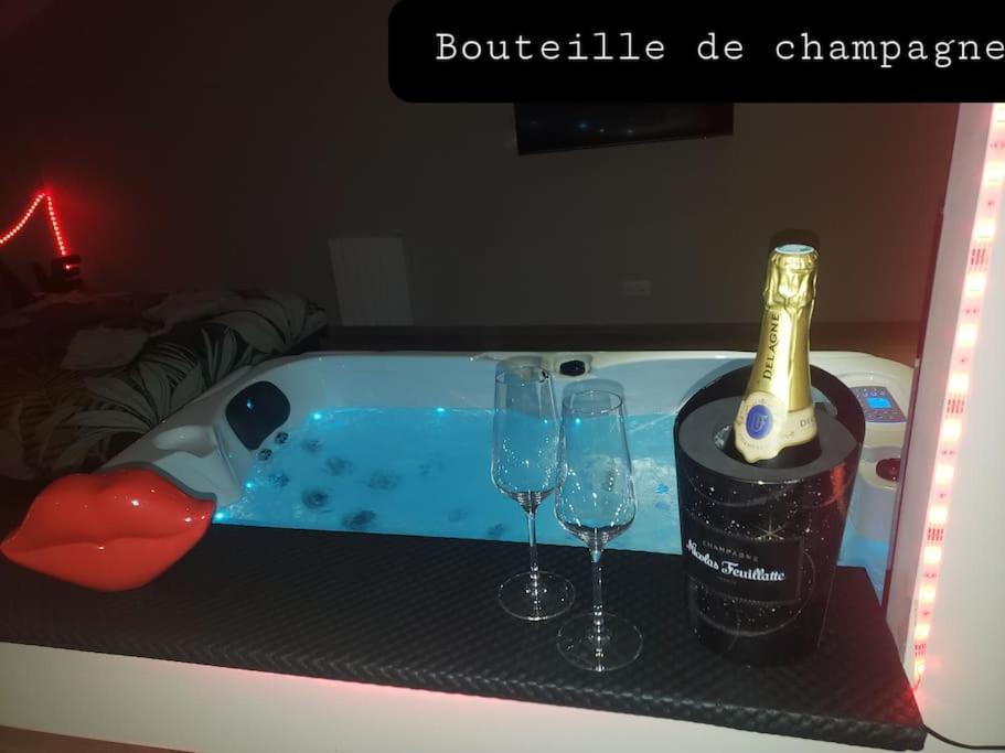 Bulles Etoilees Appartement Avec Jacuzzi Prive Montrevel-en-Bresse Bagian luar foto